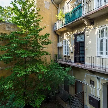 Bpr Metropolis With Balcony & A/c Apartment *